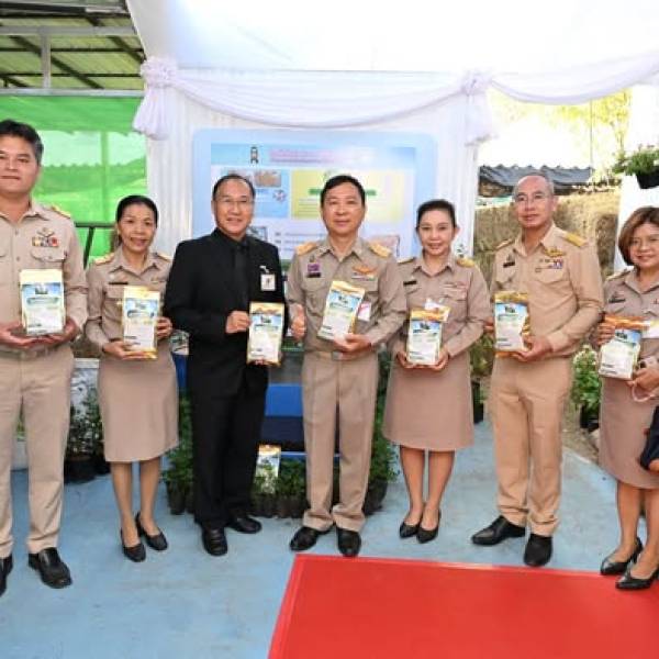 รัฐมนตรีช่วยว่าการกระทรวงเกษตรและสหกรณ์ เยี่ยมชมบูทสำนักพัฒนาอาหารสัตว์ ในงานเทศกาลโคนมแห่งชาติ ประจำปี 2569